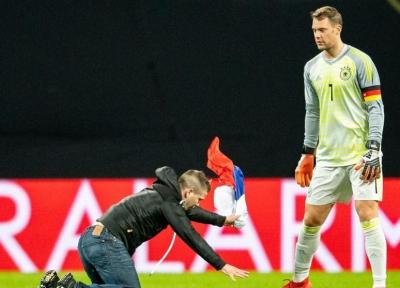 فوتبال دنیا، جیمی جامپی که با پرچم روسیه به پای مانوئل نویر افتاد