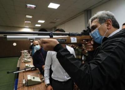 تصویری از شهردار تهران وقتی تفنگ به دست شد